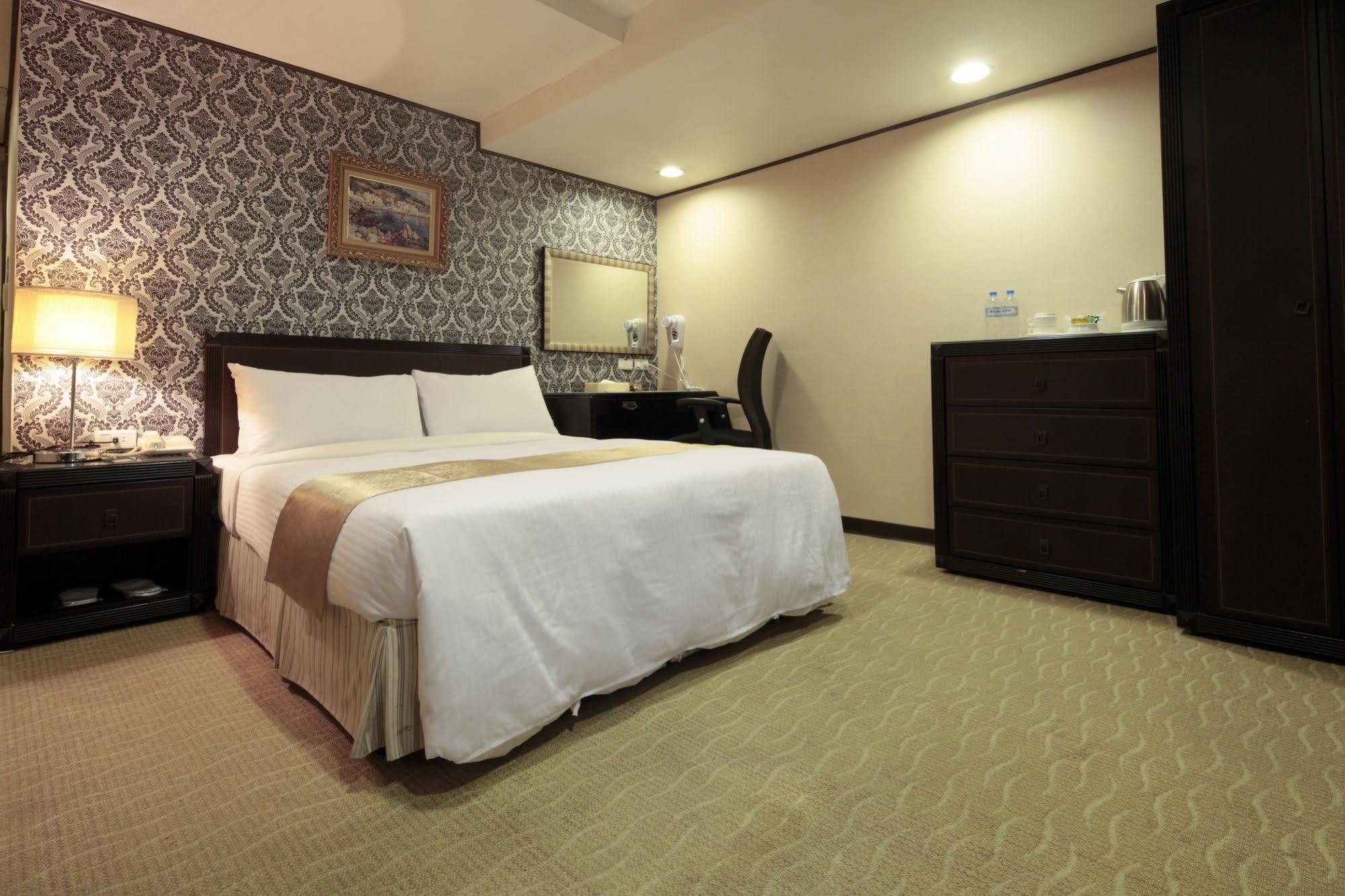 Lincoln Hotel Тайнань Экстерьер фото